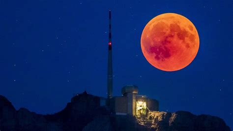 Blood moon calling is one of the famous games of genius inc. Super blood Moon: What is it? - CBBC Newsround