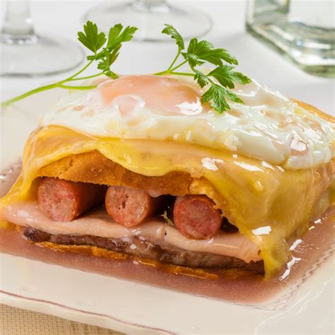 It is typically served with french fries. Francesinha em Lisboa: onde comer?