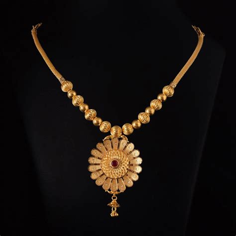 Pin By Divija Gopu On Small Gold Necklace With Images Gold Pendant