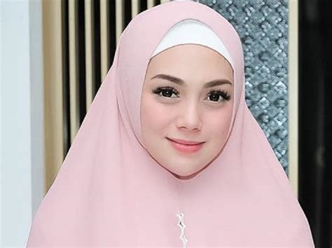 Hal itu membuat kabar celine evangelista mualaf kembali beredar. Diduga Mualaf, Intip Potret Cantik Celine Evangelista Memakai Hijab : Okezone Lifestyle