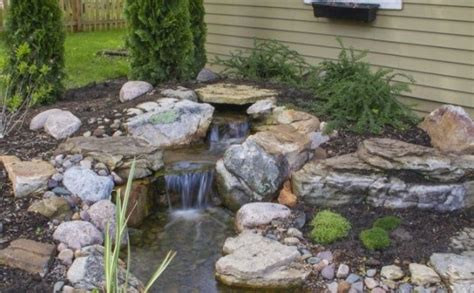 Im anschluss an die erdarbeiten füllen sie miniteich und graben mit einer etwa 5 cm starken sandschicht. Wasserfall im Garten selber bauen - 99 Ideen, wie Sie die ...