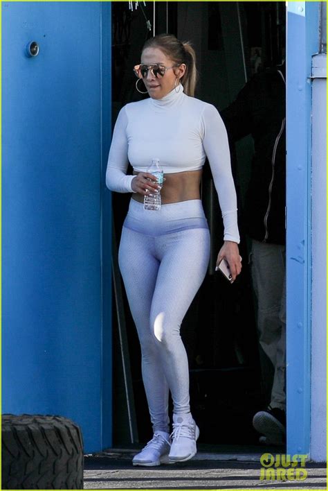 Jennifer Lopez Shows Off Her Toned Abs After A Gym Session In Miami Photo Jennifer