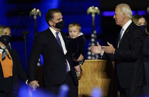 Het was al duidelijk te zien tijdens de presidentiële campagne: Joe Biden hält seinen jüngsten Enkel im Arm - er heißt ...