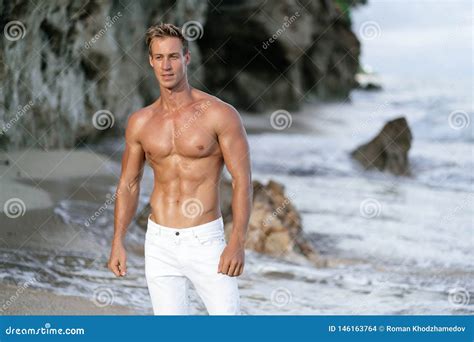 Hombre Atractivo Atl Tico Muscular En Los Pantalones Blancos Con Un Torso Desnudo En La Playa