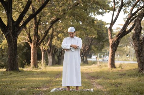 Premium Photo Asian Islam Man Prayeryoung Muslim Prayingramadan