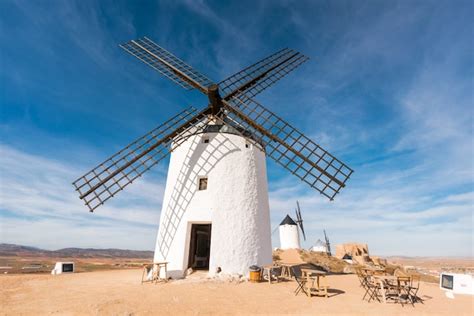 Molinos de viento don quijote en consuegra, toledo, españa. | Foto Premium