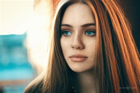 обои лицо женщины Рыжая модель портрет длинные волосы голубые глаза Фотография Синий