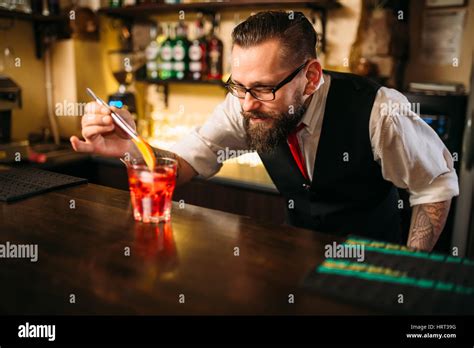Bartender Behind The Counter Fotos Und Bildmaterial In Hoher