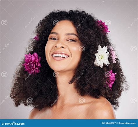 Retrato Sorriso Ou Rosto De Mulher Negra Com Flores Em Fundo De Estúdio