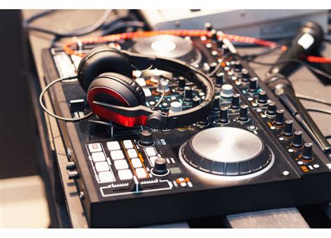 Pada prinsipnya, segala sesuatu yang memproduksi suara, dan dengan cara tertentu bisa diatur oleh musisi, dapat disebut sebagai alat musik. Apa Saja Alat Musik yang Dibutuhkan untuk DJ Pemula
