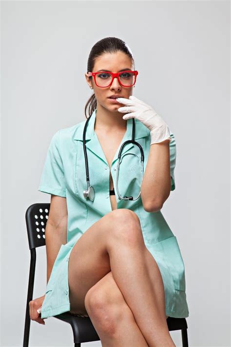 Sexy Ärztin Mit Einem Stethoskop Und Roten Gläsern Stockbild Bild Von Kaukasisch Obacht 59071331