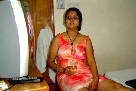Desi aunties be calling me fat because of my thick thighs and ass. Spicy Rental aunty from south Indian taking bath | Mallu Joy