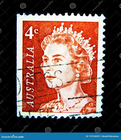 un sello impreso en australia muestra una imagen de la reina elizabeth ii en color anaranjado en