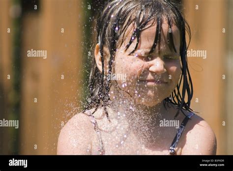 Junges Mädchen Ins Gesicht Gespritzt Bekommen Mit Einem Gartenschlauch Stockfotografie Alamy