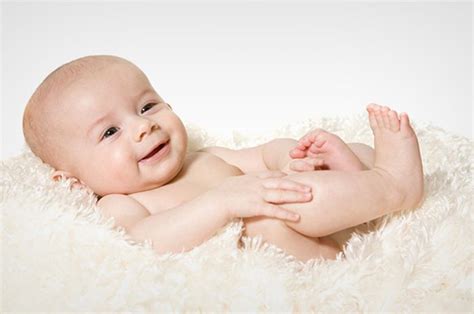 Cari tahu stimulasi seperti apa yang bisa ibu lakukan untuk mengoptimalkan perkembangan bayi 1 bulan. Perkembangan Gerak Bayi Usia 1 hingga 3 Bulan - Nakita