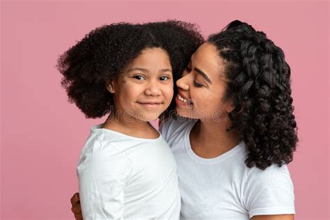 Conexión De Hija Madre Linda Niña Negra Abrazando A Su Querida Madre