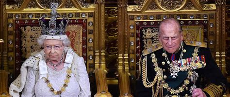 Les fiançailles et le mariage d'elizabeth ii et du prince philip. Elizabeth II et sa « très lourde » couronne - Le Point