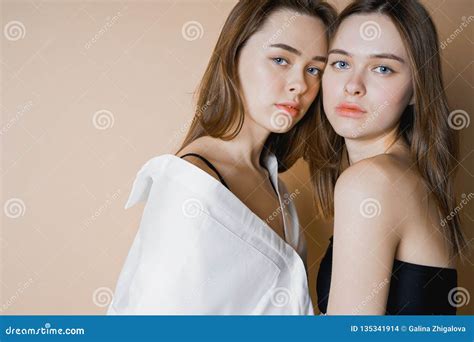 Mannequins Deux Filles Nues De Jumelles De Soeurs Belles Regardant La Cam Ra Photo Stock Image