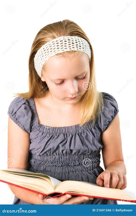 Uma Menina Do Adolescente Do Estudante Que Lê Um Livro Foto De Stock