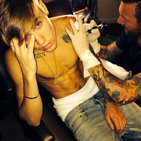 Justin Bieber Debuts New Tattoo—see The Shirtless Pics E News
