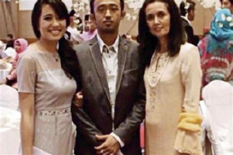 Ahmad seth zaharie, 26, with his sister aishah zaharie (left), 27, and mother faizah khanum mustafa khan at an event. better I know my father, Latest Others News - The New Paper