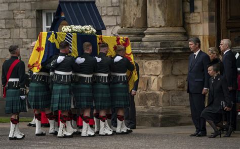 Queen Elizabeth Ii S Coffin Takes Long Road Through Scotland