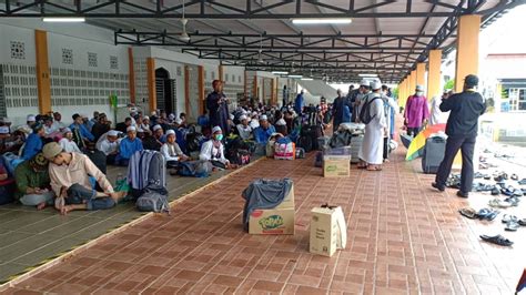 Ahmad samsuri mokhtar, menteri besar terengganu menyatakan pendirian kerajaan negeri terengganu tentang isu melibatkan dr. Pelajar Madrasah Kubang Bujuk dihantar pulang ke negeri ...