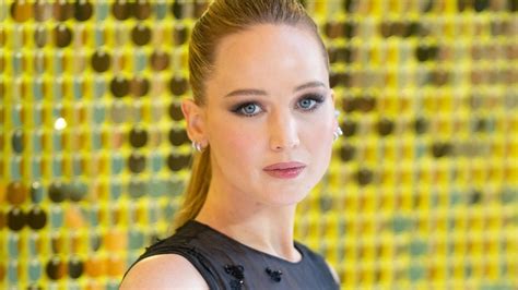 you won t see jennifer lawrence on social media but that doesn t stop her from scrolling