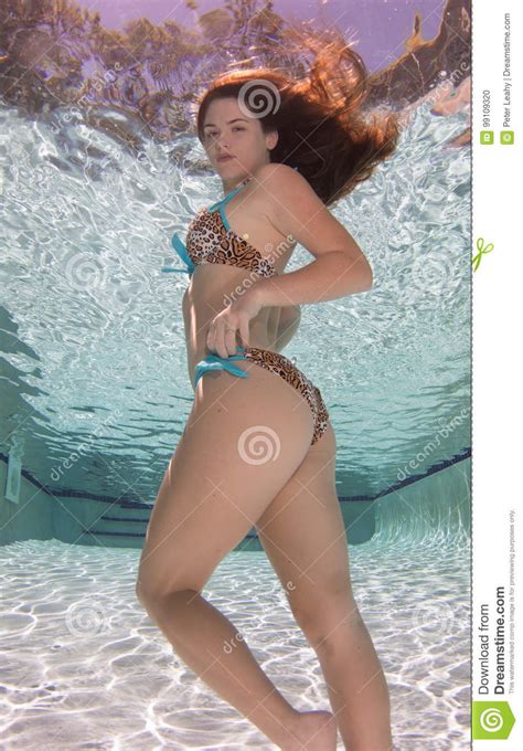 Eine Frau In Einem Schwarzen Einteiligen Badeanzug Stockfoto Bild Von Schönheit Florida 99109320