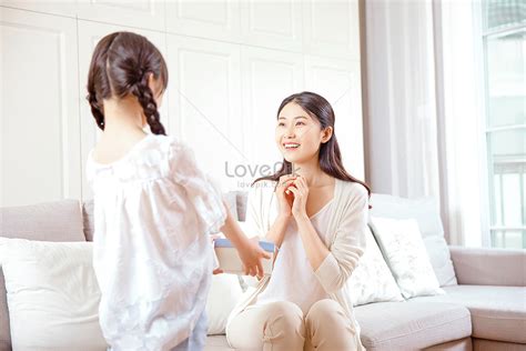 girl sending greeting card to mom picture and hd photos free download on lovepik