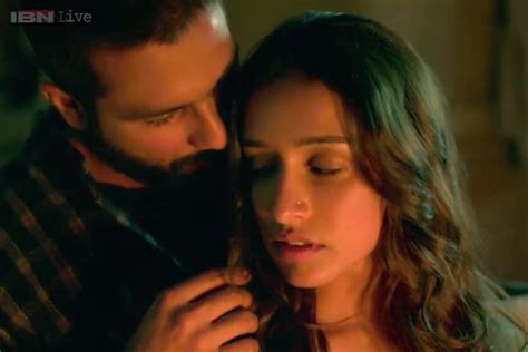 Khul Kabhi Toh Stills Shahid Kapoor And Shraddha Kapoor Steam Up The