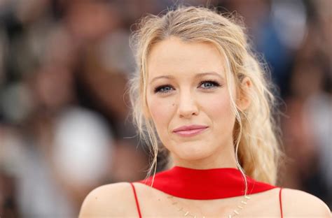 blake lively just deleted all of her instagram photos and unfollowed ryan reynolds