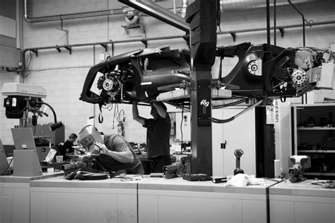 Voici un blog dédié à la célèbre marque peugeot, il comprend des informations sur les véhicules, l'histoire de la marque, quelques pièces à vendre, et des hobbies. Peugeot | Garage workshop, Design, Design studio