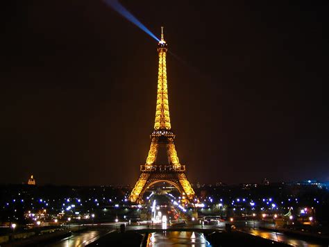Reserva online para visitar la torre eiffel entradas y tour para evitar las aglomeraciones en las filas de taquilla. La Tour Eiffel domine la nuit de Paris La Torre Eiffel dom ...