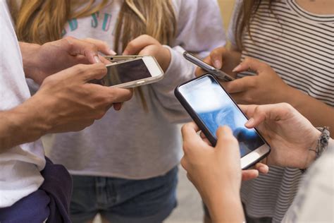 How Using Social Media Affects Teenagers · Giving Compass
