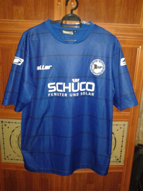 It fits with our new sports orientation, has a clear layout and is very sporty and dynamic. Arminia Bielefeld Home Maillot de foot 2010 - 2011. Sponsored by Schüco