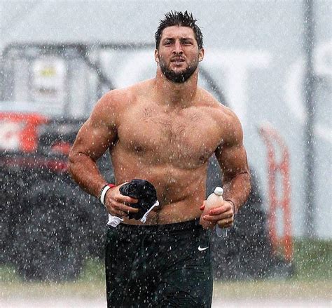 Tebow Hears Jeers Loses Shirt Ny Daily News