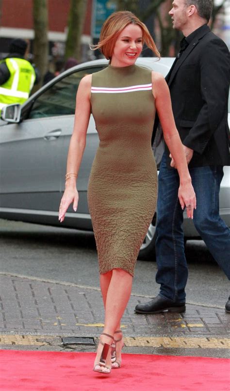 Amanda Holdens Stylist Told Her To Go Braless In That Green Dress And
