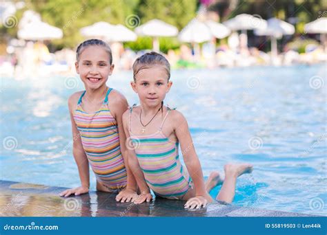 Twee Leuke Meisjes In Zwembad Stock Afbeelding Image Of Geluk