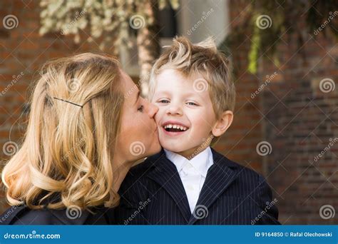 Mère Donnant Son Baiser De Fils Photo Stock Image Du Verticale Jour