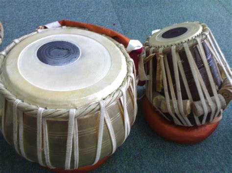 Selain alat musik tradisional, indonesia juga terkenal akan rumah adat dan tarian daerahnya. Perkusi Moden