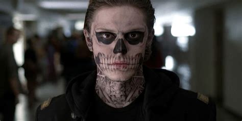 La famiglia harmon, composta dal padre psichiatra ben, dalla madre vivien e dalla figlia adolescente. American Horror Story: 5 Times We Loved Tate Langdon (& 5 ...