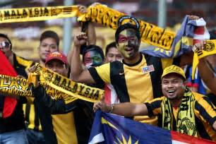 Selangor, kedah, piala malaysia 5 years ago. Dua Lelaki Punjabi Bermain Dhol di Perlawanan Bola Sepak ...