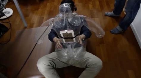 고무인형으로 성인 VR 게임을 즐기는 일본 대 남자 사진 장 포스트쉐어