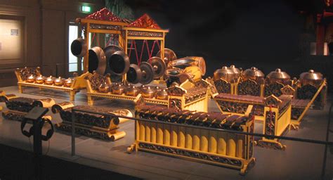 Meski terbilang kuno, nyatanya gamelan masih banyak digunakan dalam beberapa acara seperti wayang, kuda lumping. Opiniones de gamelan