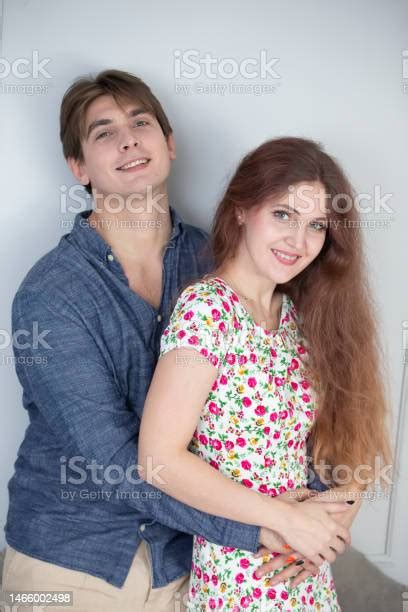 아름다운 부부 남자와 여자가 유쾌하게 웃으며 카메라를 바라본다 2명에 대한 스톡 사진 및 기타 이미지 2명 30 34세 갈색 머리 Istock