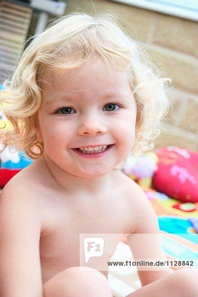 3 Jähriges Mädchen Nackten Schultern Lächelnd In Kamera