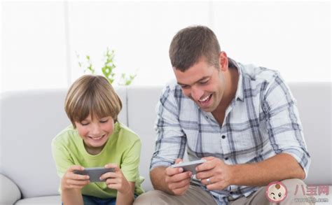 强制不让孩子玩手机真的是对孩子好吗 如何做才能正确引导孩子使用手机 八宝网