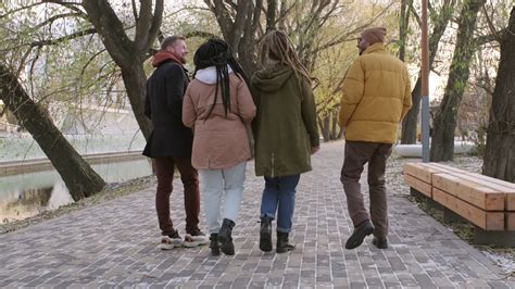 Um Grupo De Pessoas Conversando Enquanto Caminhava Em Um Parque · Vídeo