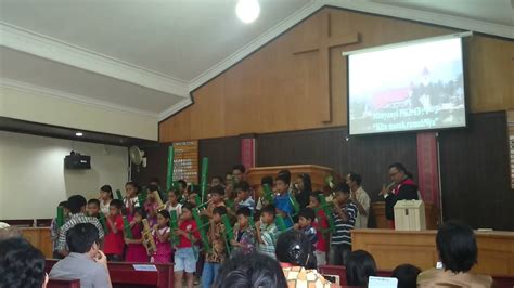 Tradisi adat ditana toraja sering diadakan musik bambu sebagai pengiring pembukaan dan hiburan.disebuah acara namun bukan hanya itu saja terkadang alat musik bambu selalu dilakukan juga. MUSIK BAMBU TORAJA - YouTube